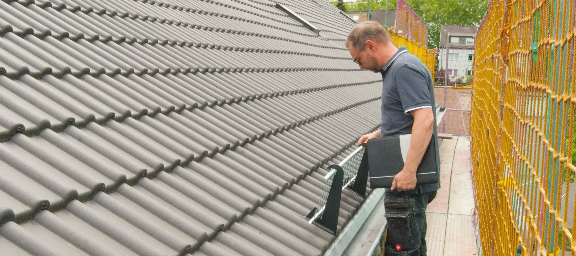 Stefan Kranen kontrolliert ein Dach — Energieeffizienz und Bauqualität gehen Hand in Hand