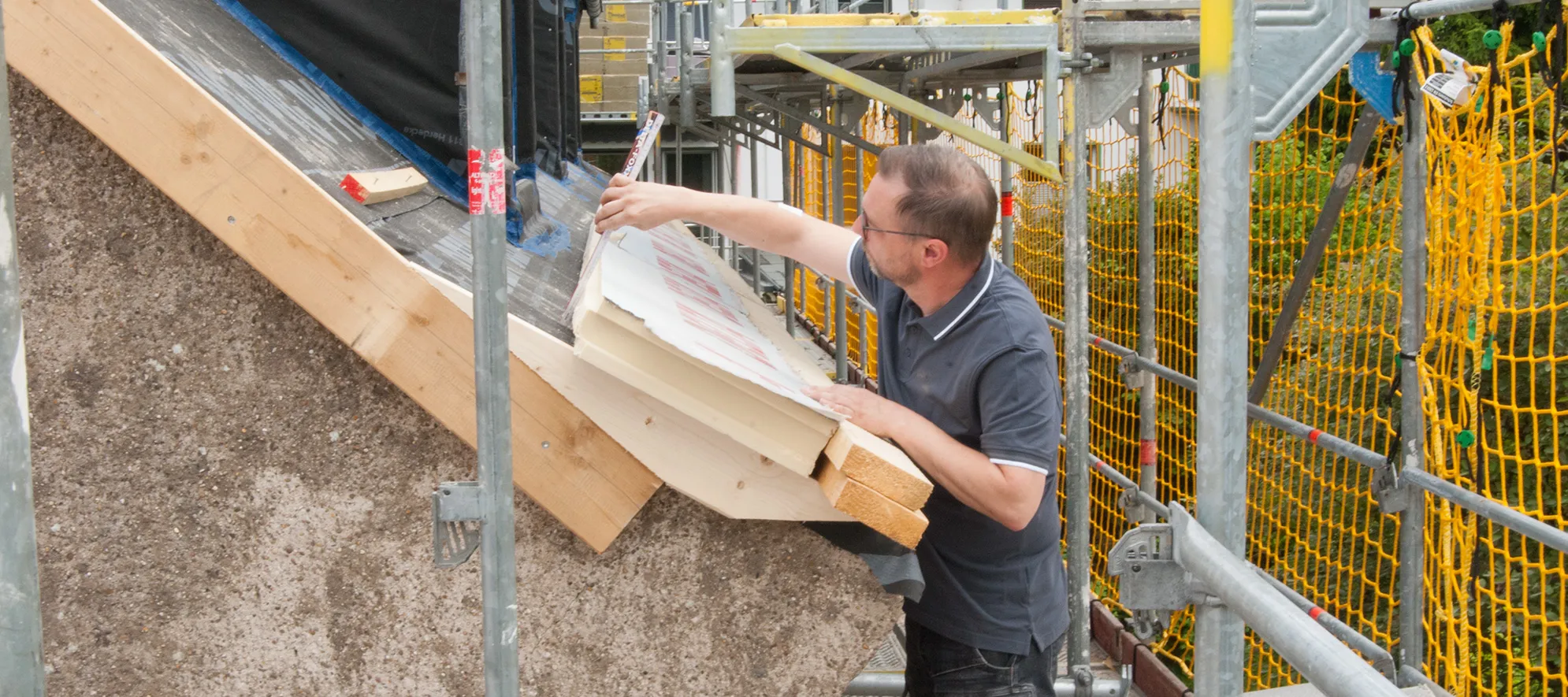 Stefan Kranen prüft als Bausachverständiger ein Bauteil auf einem Dach